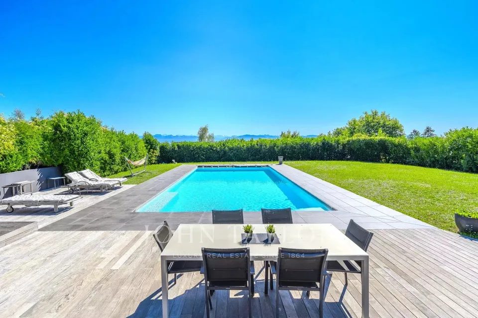 Villa mit dominierender Lage und einzigartigem Panoramablick auf den See und die Alpen