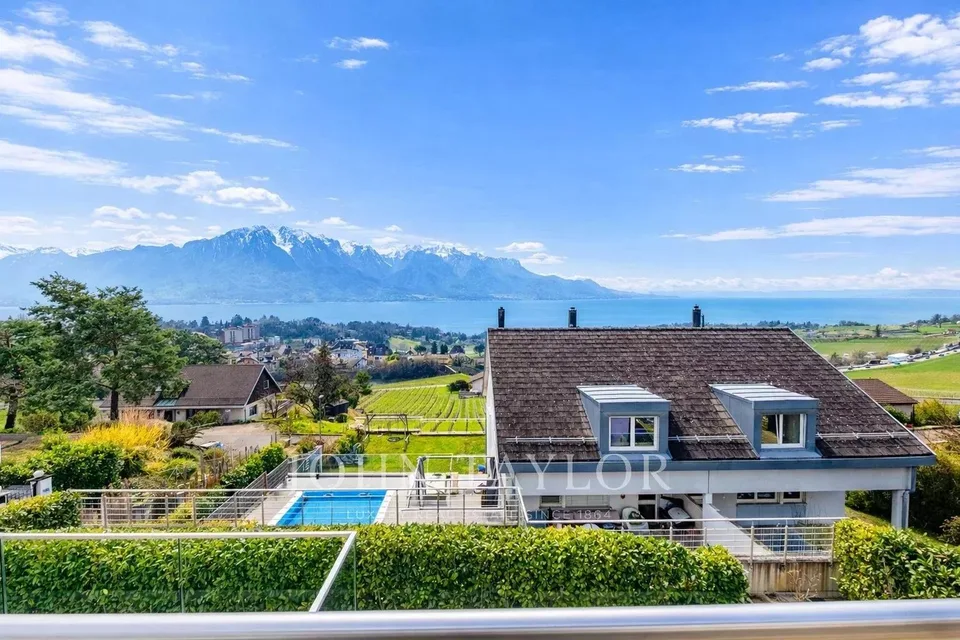 Wunderschöne Doppelhaushälfte mit Blick auf See und Berge