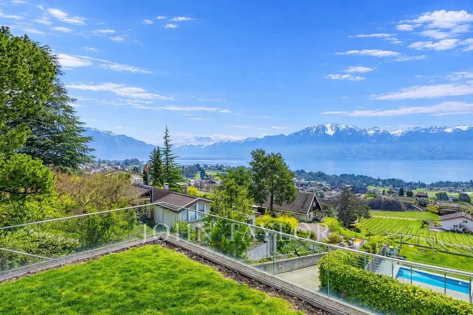 Wunderschöne Doppelhaushälfte mit Blick auf See und Berge