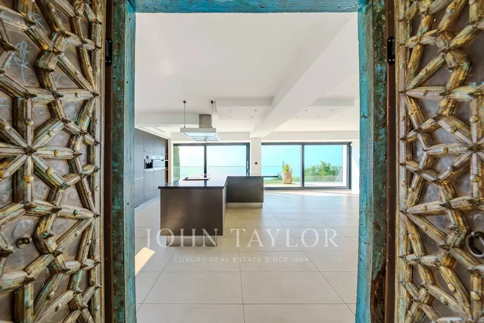 Property with 6.5 rooms, swimming pool, and breathtaking view – photo 20 of 24
