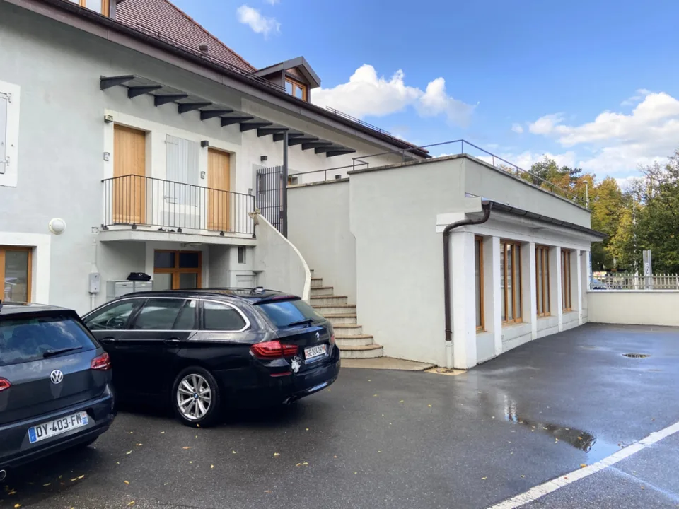 Locaux Commerciaux Modernes à Chêne-Bourg à vendre pour investisseur