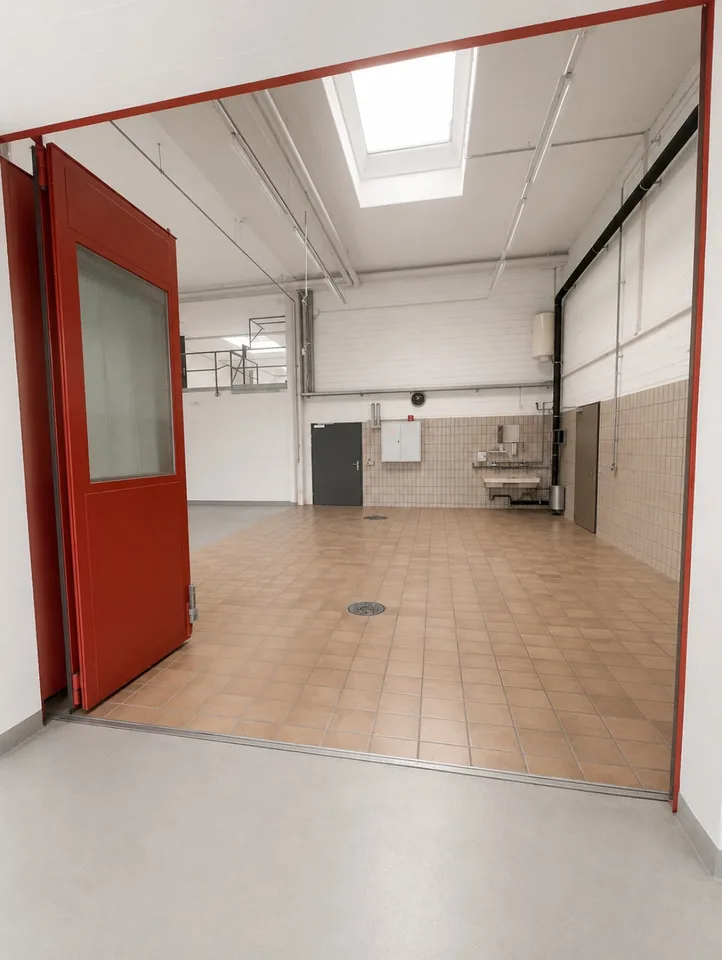 Spazio industriale con palco di stoccaggio e grande porta in posizione centrale
