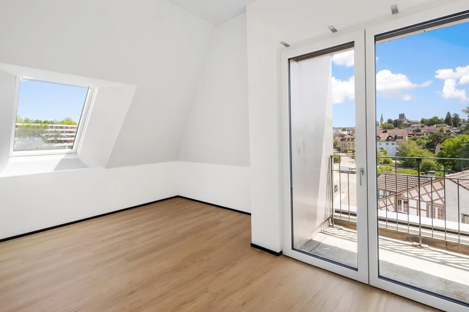 Moderne 4.5-Zimmer-Dachwohnung - Cool durch den Sommer dank Free Cooling-System