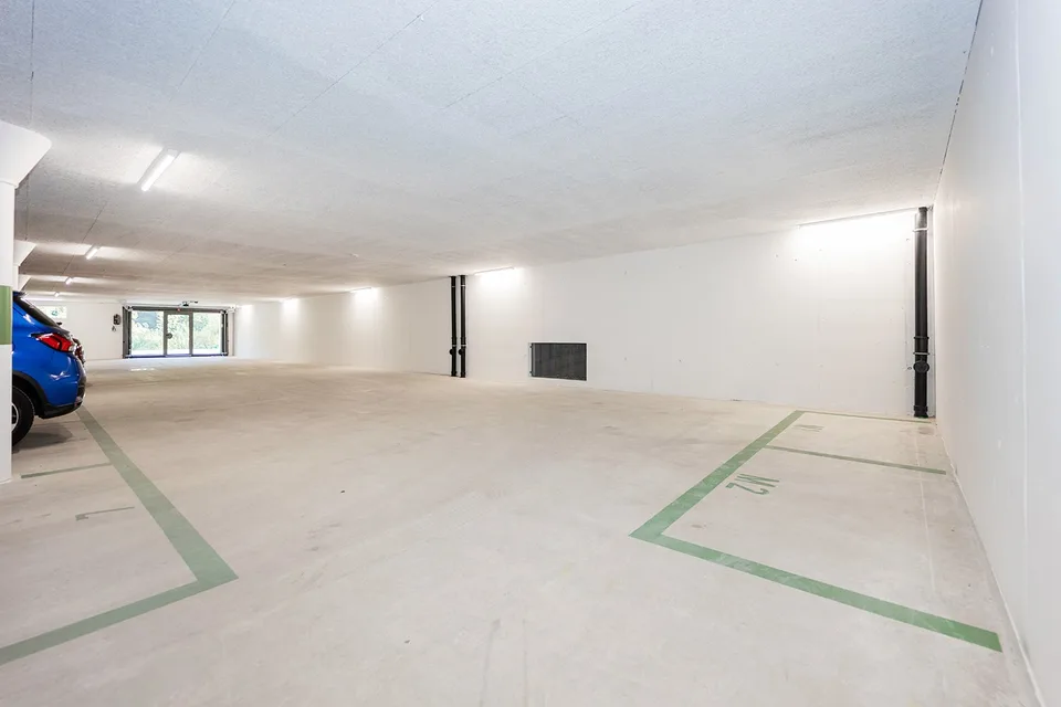 Parcheggi per moto attraenti e protetti in vendita in un nuovo garage sotterraneo