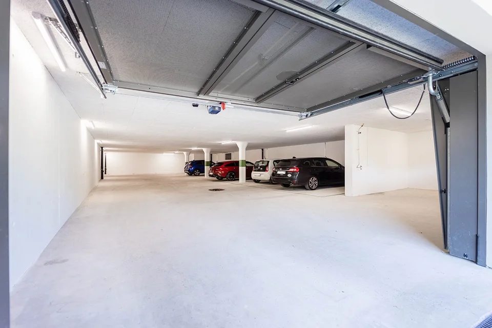 Parcheggi per moto attraenti e protetti in vendita in un nuovo garage sotterraneo