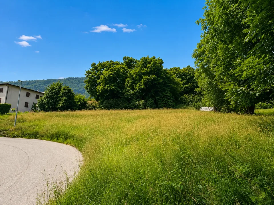 Buildable residential land, flat location, in quiet, sunny position