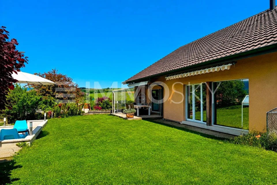 Elegante villa familiare con piscina coperta a Chavornay