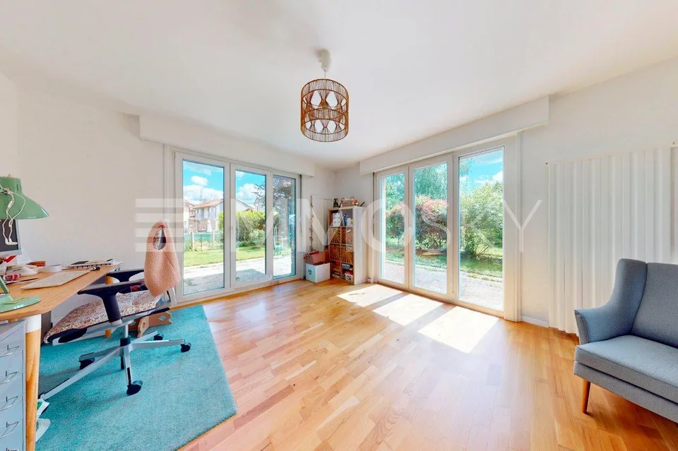 Elegante villa familiare con piscina coperta a Chavornay