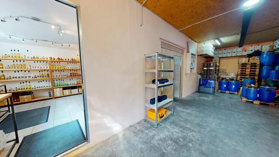 Proprietà commerciale con distilleria e potenziale di espansione a Gams