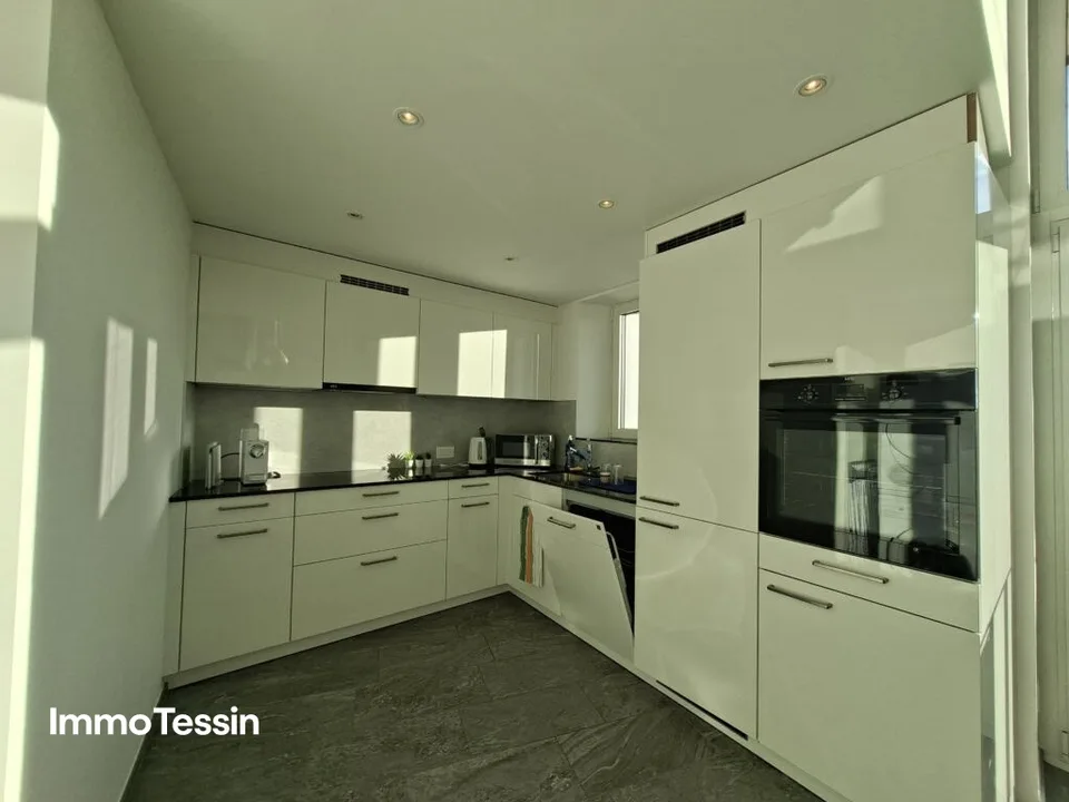 OPPORTUNITÀ: Casa multifamiliare elegante, lussuosamente ristrutturata con 3 appartamenti in una posizione panoramica soleggiata e tranquilla – foto 6 di 15