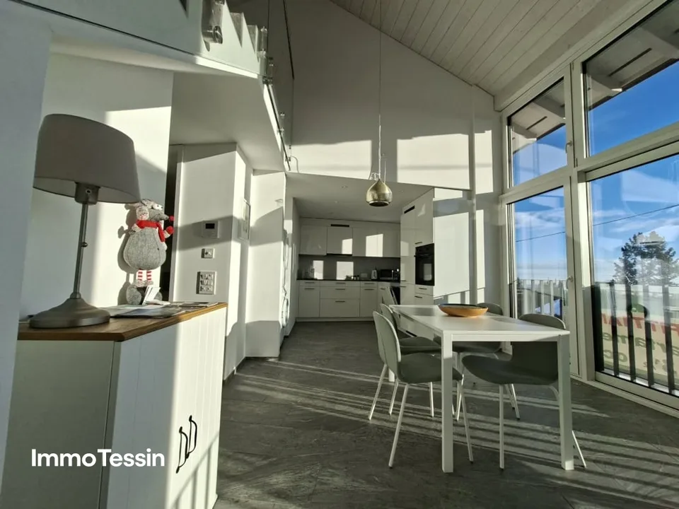 OPPORTUNITÀ: Casa multifamiliare elegante, lussuosamente ristrutturata con 3 appartamenti in una posizione panoramica soleggiata e tranquilla – foto 4 di 15