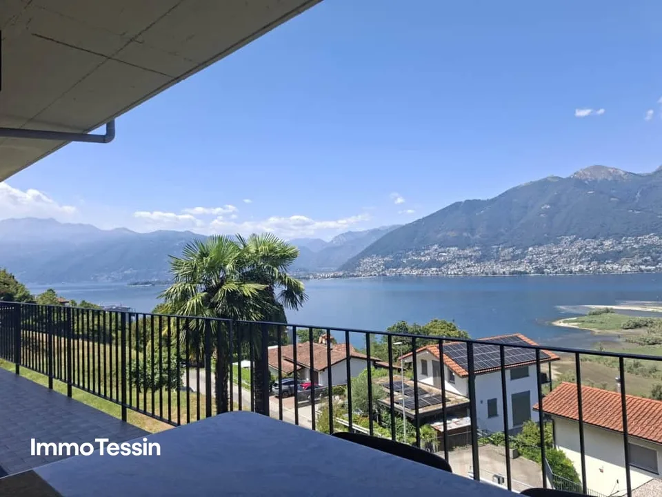 Maison magnifique avec vue panoramique à couper le souffle sur le lac Majeur dans un emplacement très recherché à Gambarogno