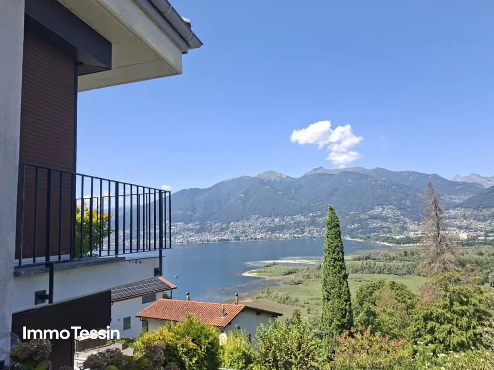 Maison magnifique avec vue panoramique à couper le souffle sur le lac Majeur dans un emplacement très recherché à Gambarogno