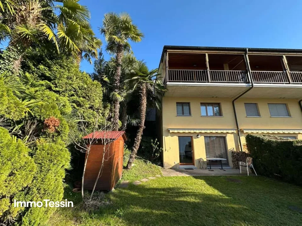 Maison avec vue panoramique à 180 degrés imprenable sur le lac Majeur, terrasse, jardin et accès direct