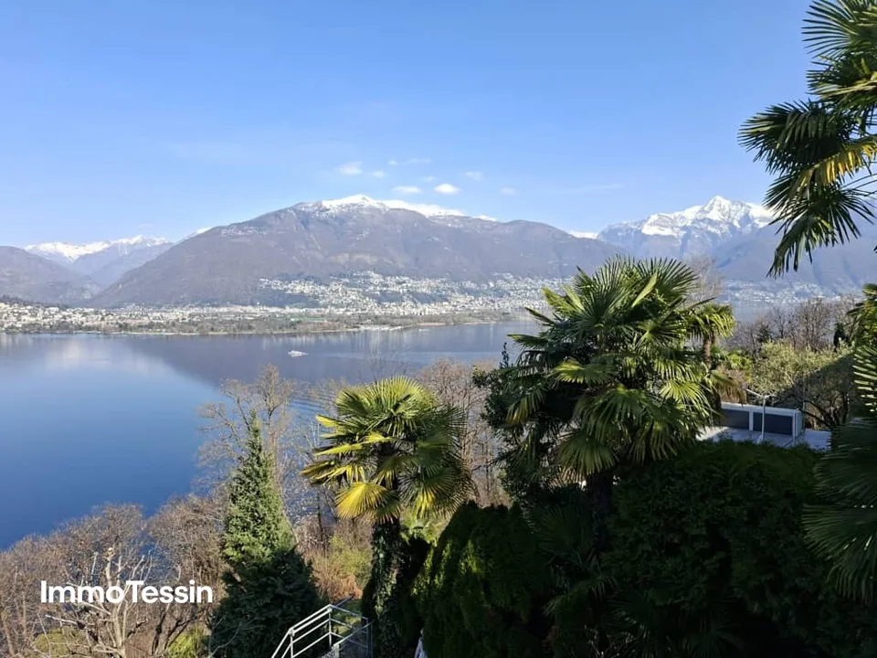 Maison avec vue panoramique à 180 degrés imprenable sur le lac Majeur, terrasse, jardin et accès direct