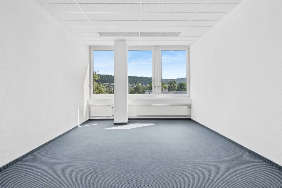 Helle Büro- oder Gewerbefläche direkt bei der A1