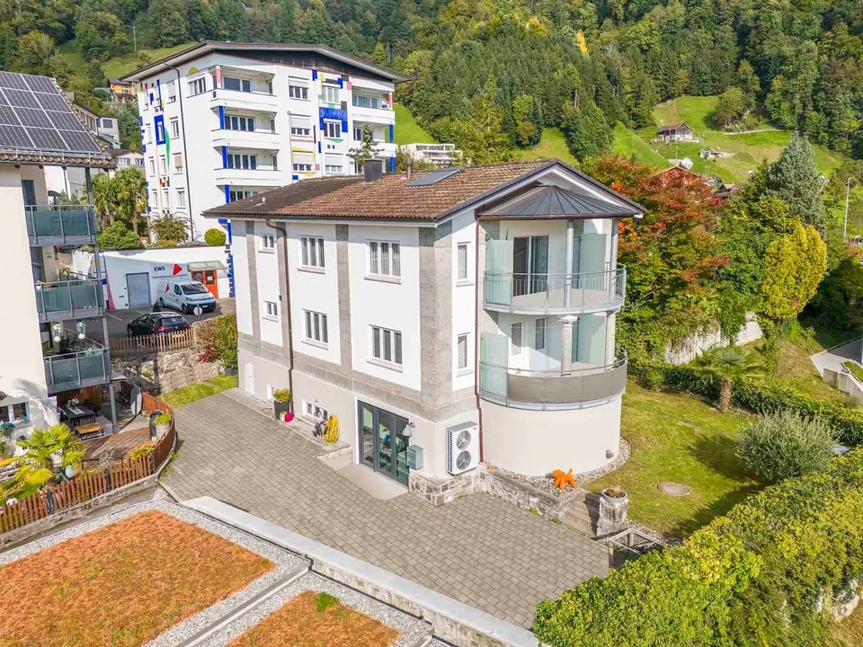 Charismatisches Mehrfamilienhaus mit zwei Wohneinheiten und einer Gewerbefläche
