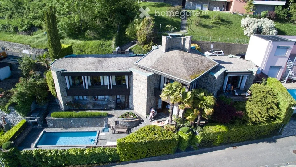 Elegante Villa Unifamiliare a Brè con Piscina e Vista
