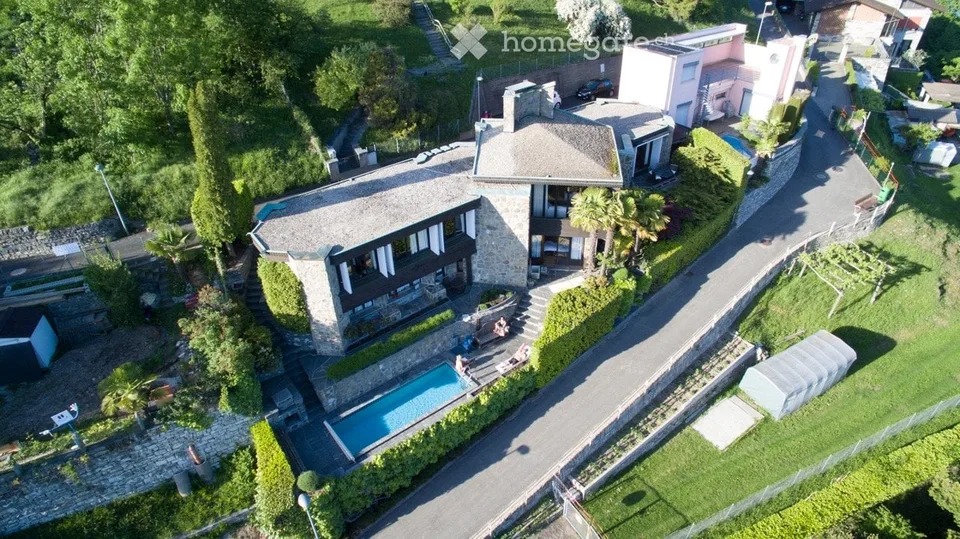 Elegante Villa Unifamiliare a Brè con Piscina e Vista