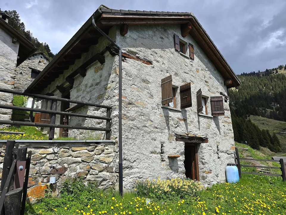 schönes Berghaus inmitten der Natur mit herrlichem Panoramablick