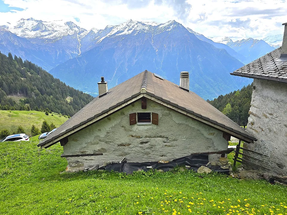 schönes Berghaus inmitten der Natur mit herrlichem Panoramablick