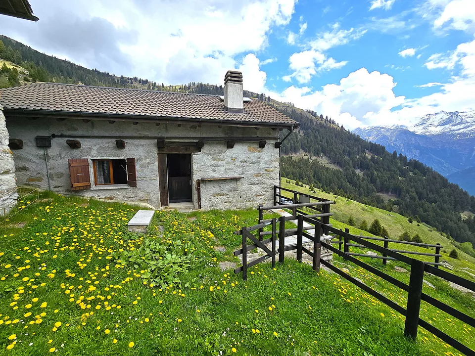 schönes Berghaus inmitten der Natur mit herrlichem Panoramablick