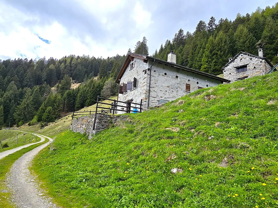 schönes Berghaus inmitten der Natur mit herrlichem Panoramablick