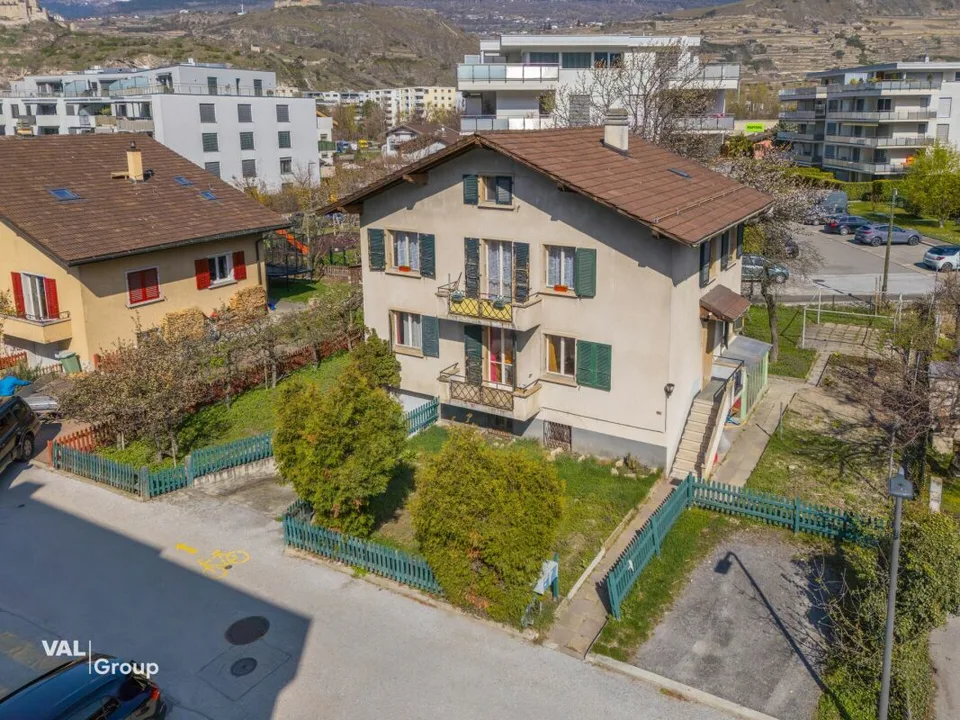 Maison avec revenu locatif immédiat au coeur de Champsec