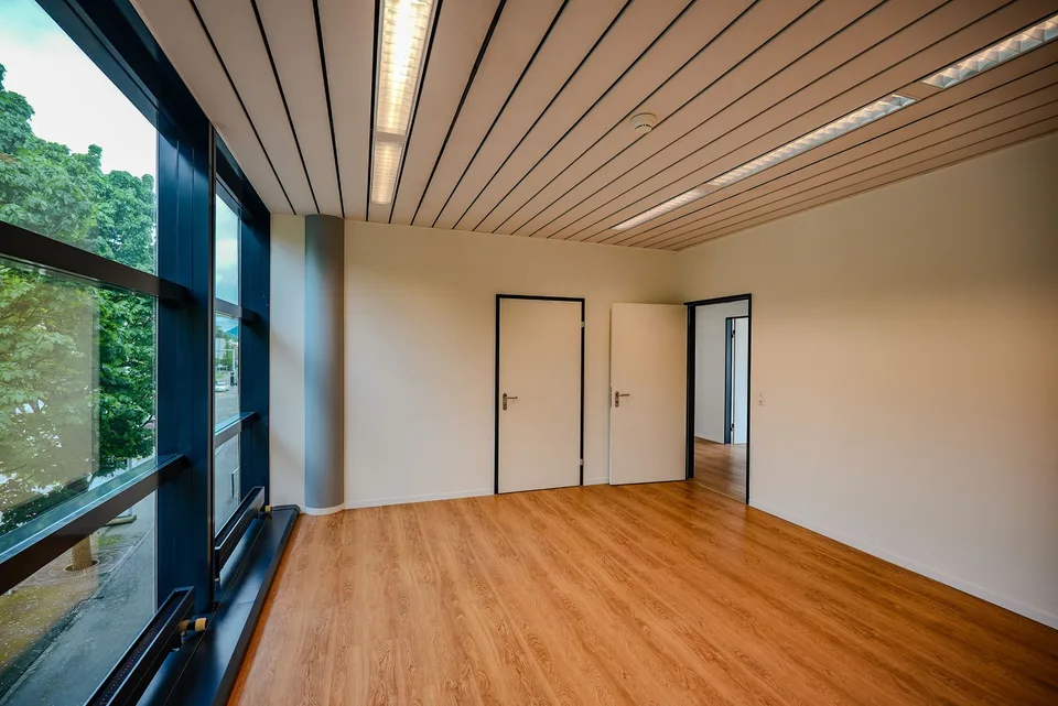 Location de bureaux/espaces commerciaux au 1er étage
