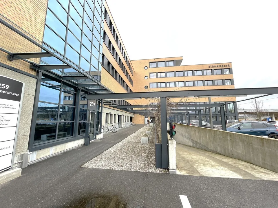 Location de bureaux/espaces commerciaux au 1er étage