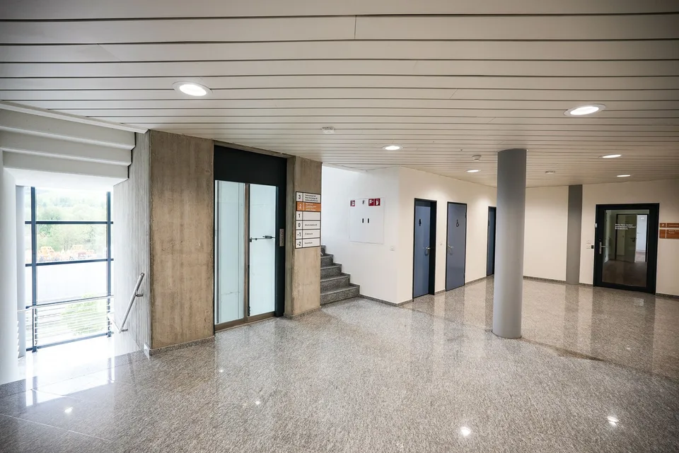 Location de bureaux/espaces commerciaux au 1er étage