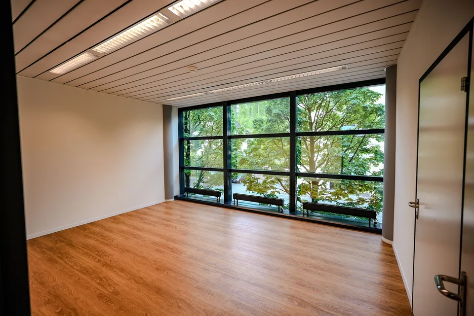 Location de bureaux/espaces commerciaux au 1er étage