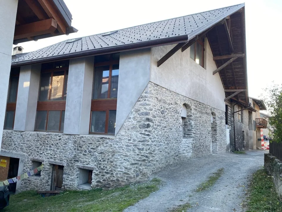 Village house with 7.5 rooms in Saint-Pierre-de-Clages, 237 m2