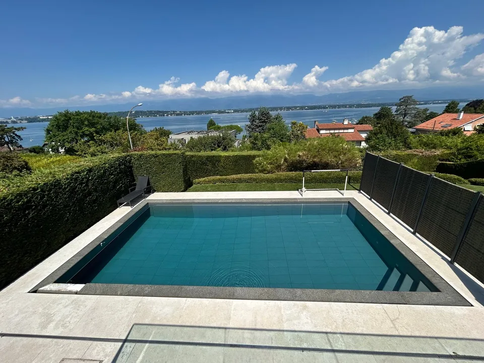 Town house with panoramic view of the lake and pool
