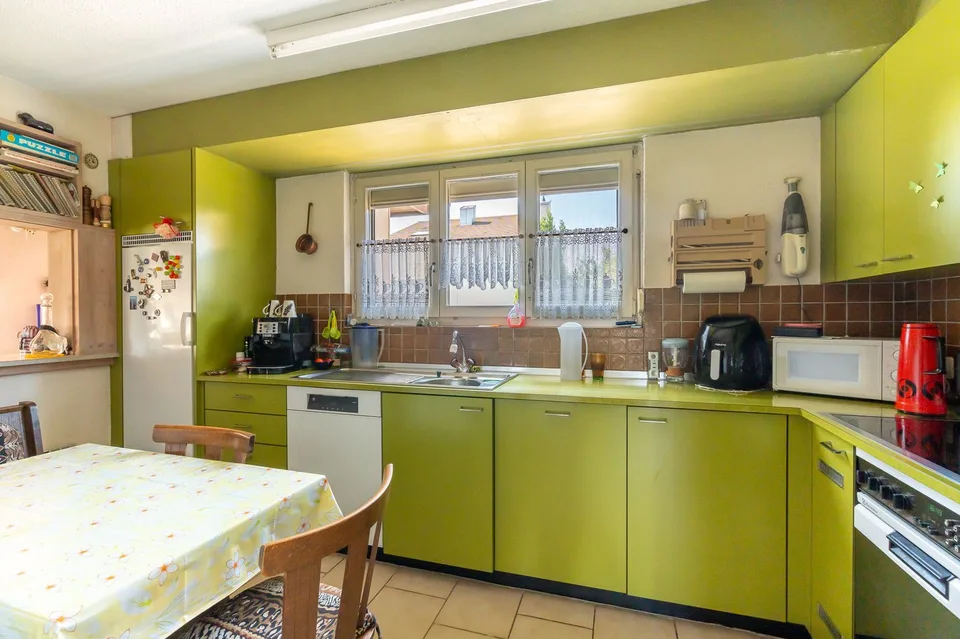 Casa bifamiliare con giardino bellamente paesaggistico & molto potenziale – foto 10 di 18