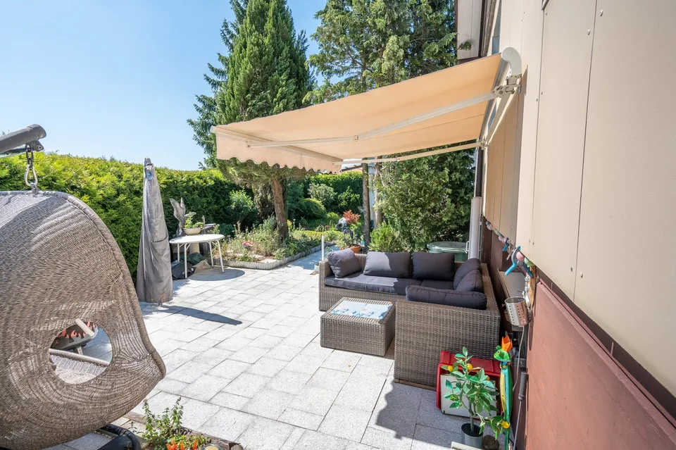 Casa bifamiliare con giardino bellamente paesaggistico & molto potenziale – foto 6 di 18
