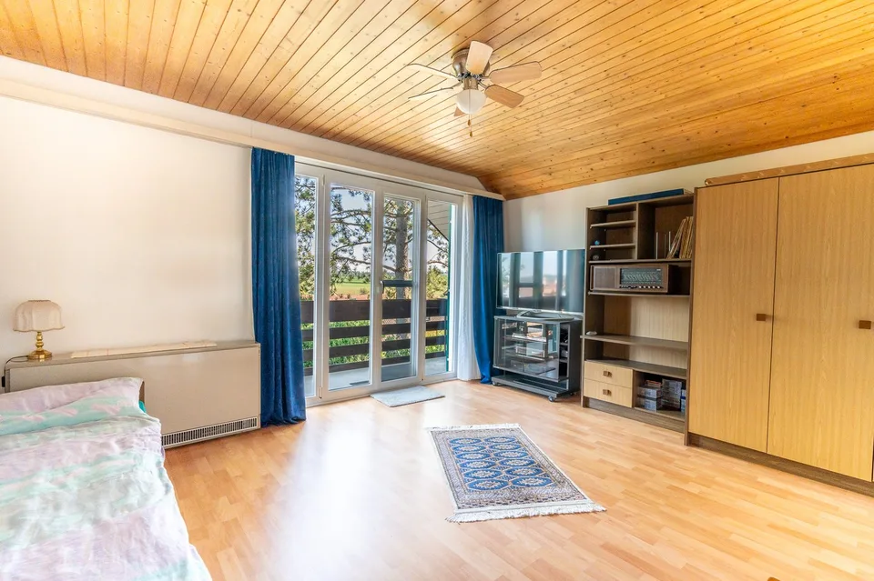 Casa bifamiliare con giardino bellamente paesaggistico & molto potenziale – foto 14 di 18