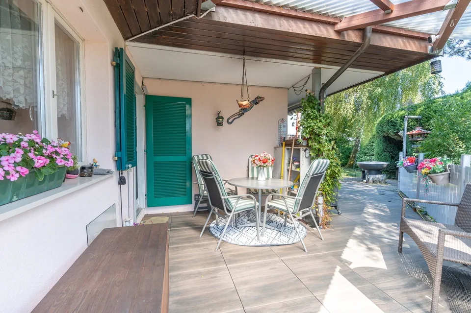 Casa a due famiglie con giardino meravigliosamente progettato & pieno di potenziale
