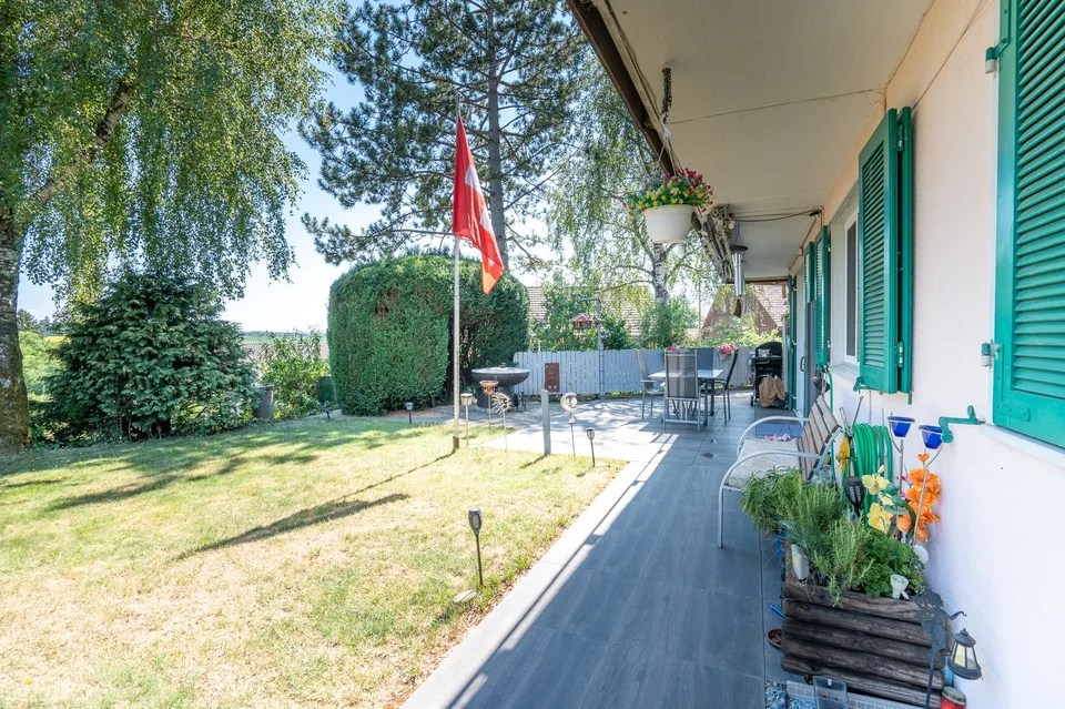 Casa a due famiglie con giardino meravigliosamente progettato & pieno di potenziale