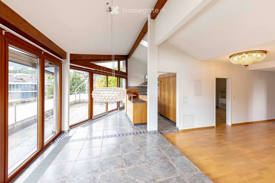 Appartement spacieux 5 pièces sous les toits sur la rue principale à Wollerau avec vue sur le lac et les montagnes