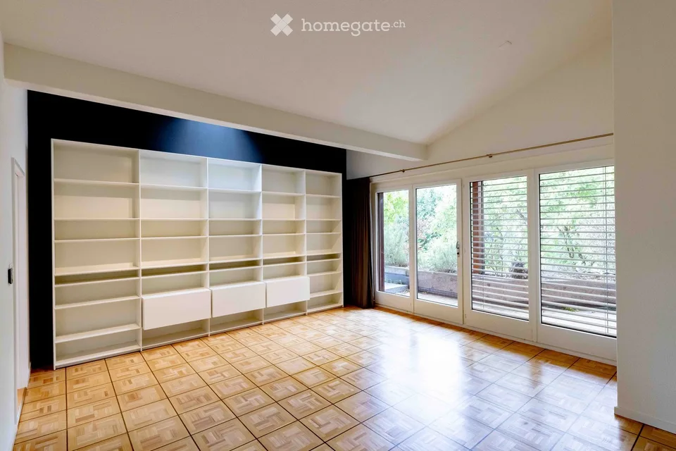 Appartement spacieux 5 pièces sous les toits sur la rue principale à Wollerau avec vue sur le lac et les montagnes
