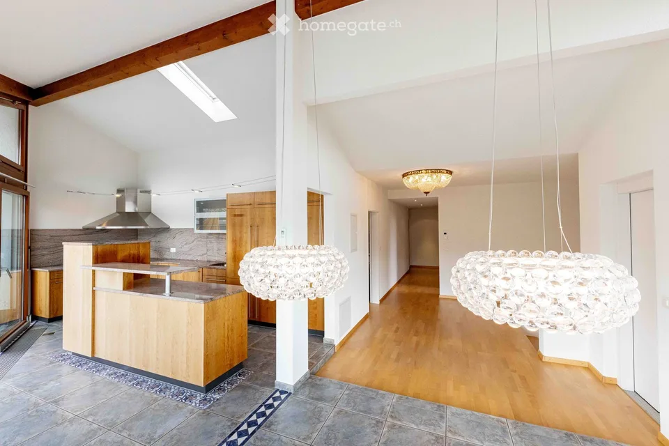 Appartement spacieux 5 pièces sous les toits sur la rue principale à Wollerau avec vue sur le lac et les montagnes
