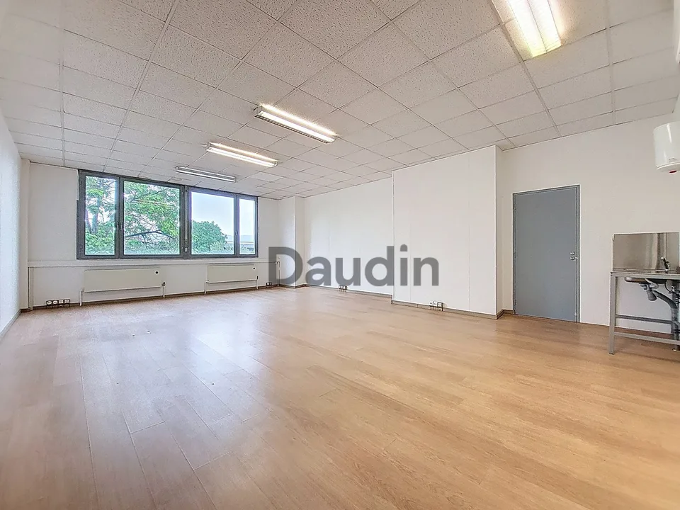 Lokale von etwa 107 m2 in Meyrin