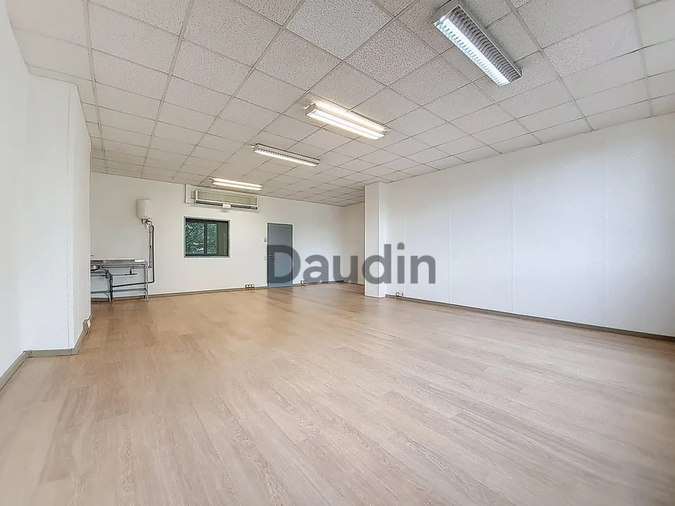 Lokale von etwa 107 m2 in Meyrin