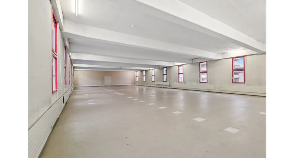 Ampie superfici di uffici in un edificio tranquillo e ben posizionato