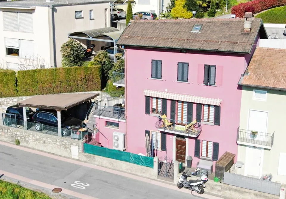 Elegantes Tessiner Haus im Grünen renoviert