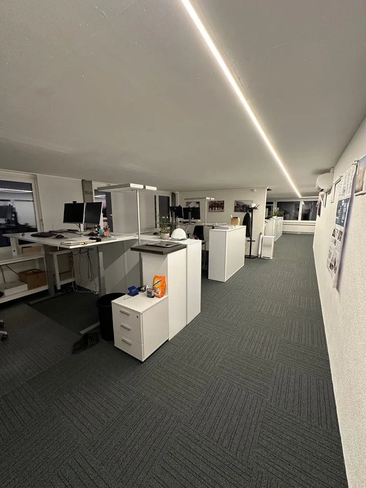 Surface de bureau attractive, salle d'exposition ou co-working à louer dans un emplacement génial à Volketswil