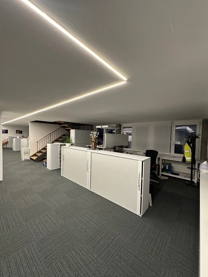 Surface de bureau attractive, salle d'exposition ou co-working à louer dans un emplacement génial à Volketswil