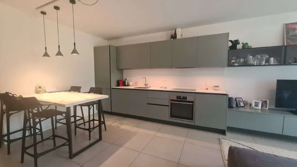 MENDRISIO: GRANDE 2.5 LOC. CON VERANDA E GIARDINO