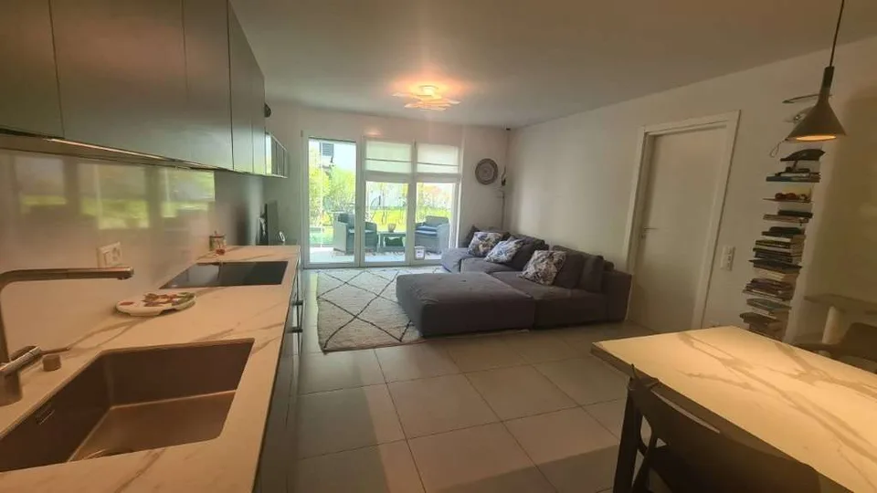 MENDRISIO: GRANDE 2.5 LOC. CON VERANDA E GIARDINO